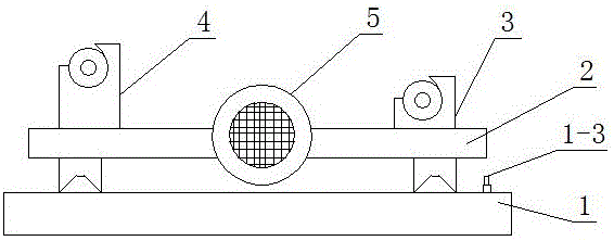 Bituminous waterproof roll material film-covering correction device