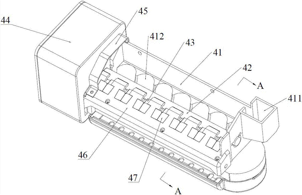 Ice maker and refrigerator