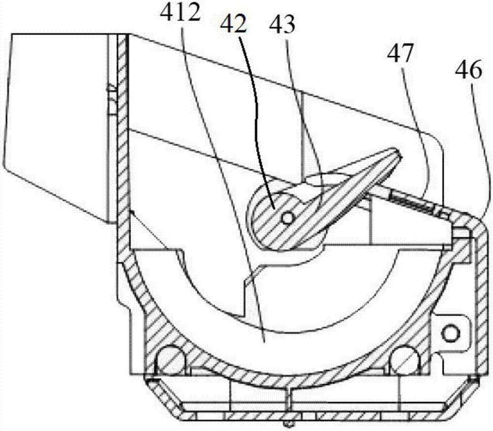 Ice maker and refrigerator