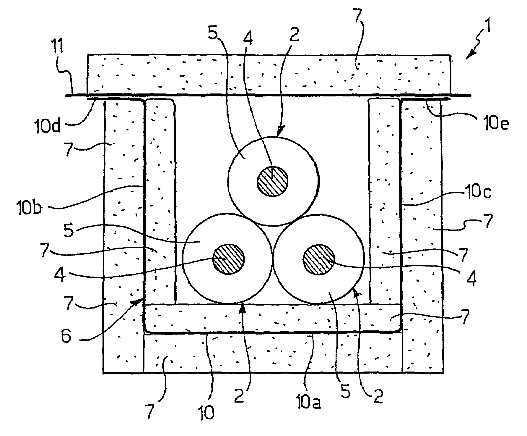 Method for shielding the magnetic field generated by an electrical power transmission line and electrical power transmission line so shielded