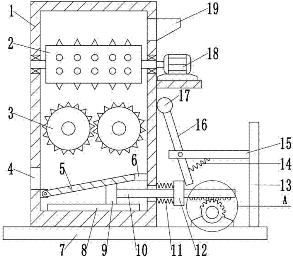 Shaking discharge type frosted glass multi-stage smashing and recycling device