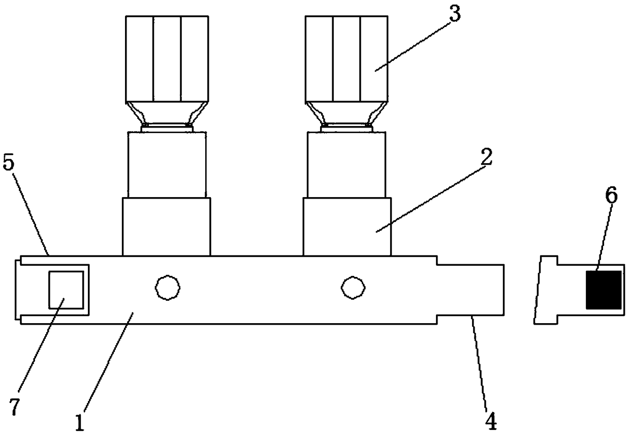 A continuously connected pre-insulated terminal and a connecting method thereof