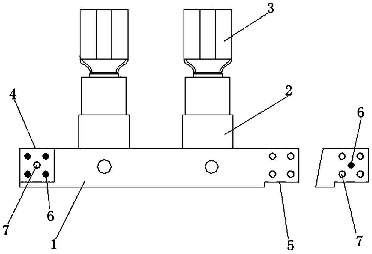 A continuously connected pre-insulated terminal and a connecting method thereof