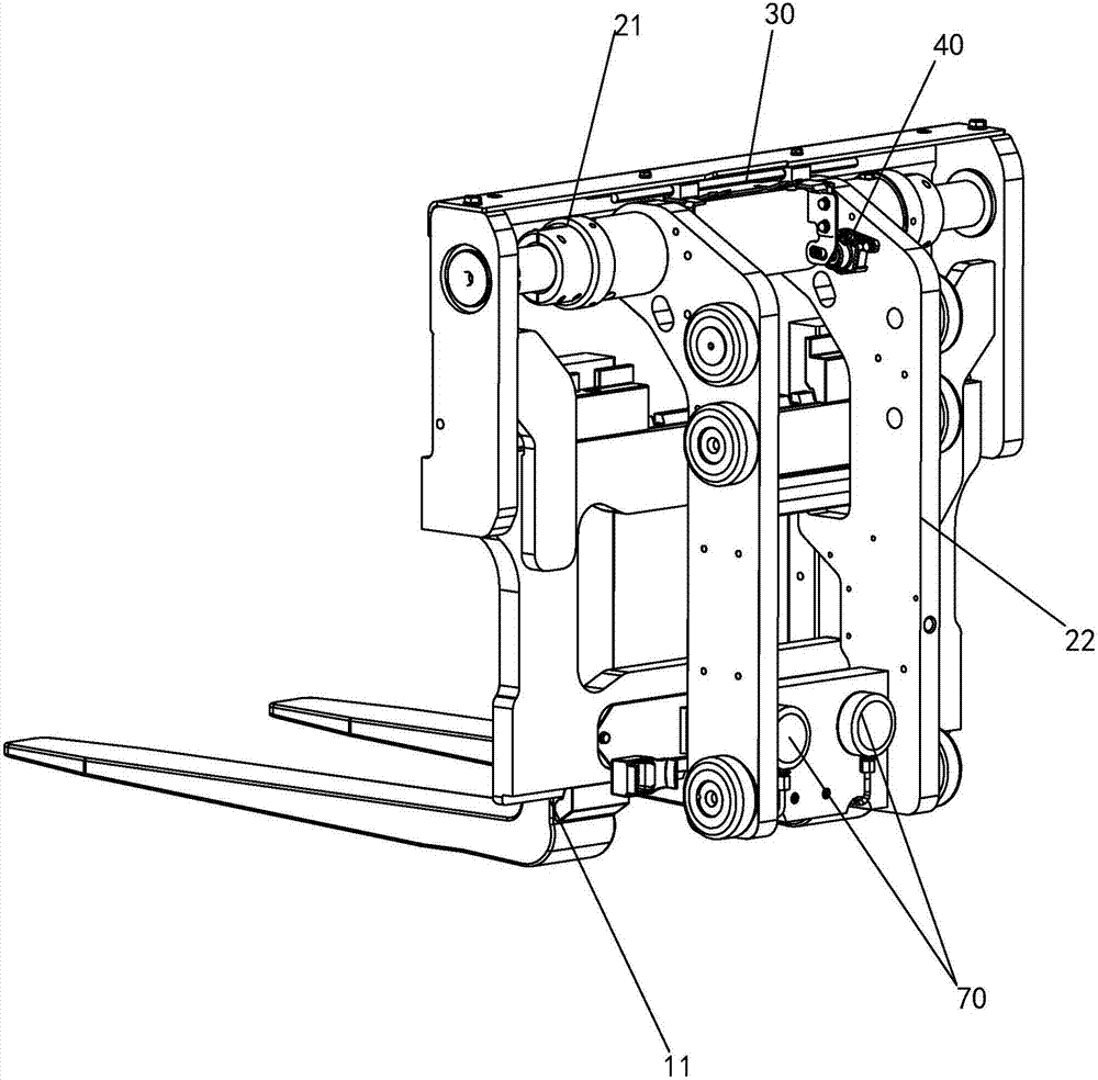 Automatic leveling device and method for forward moving type forklift truck