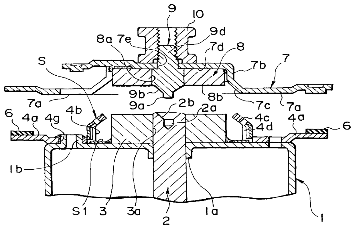 Disk driving device with small centering force variation