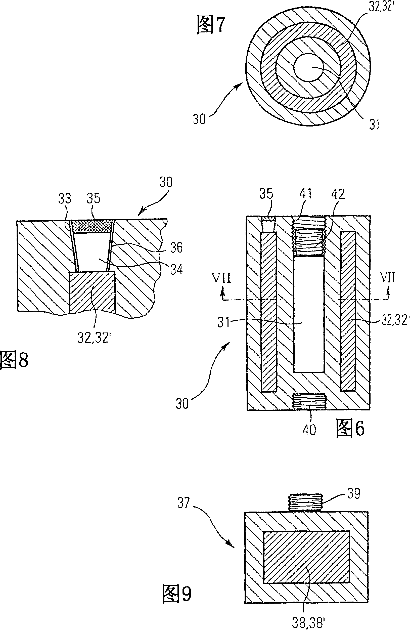 Transport container for keeping frozen material chilled