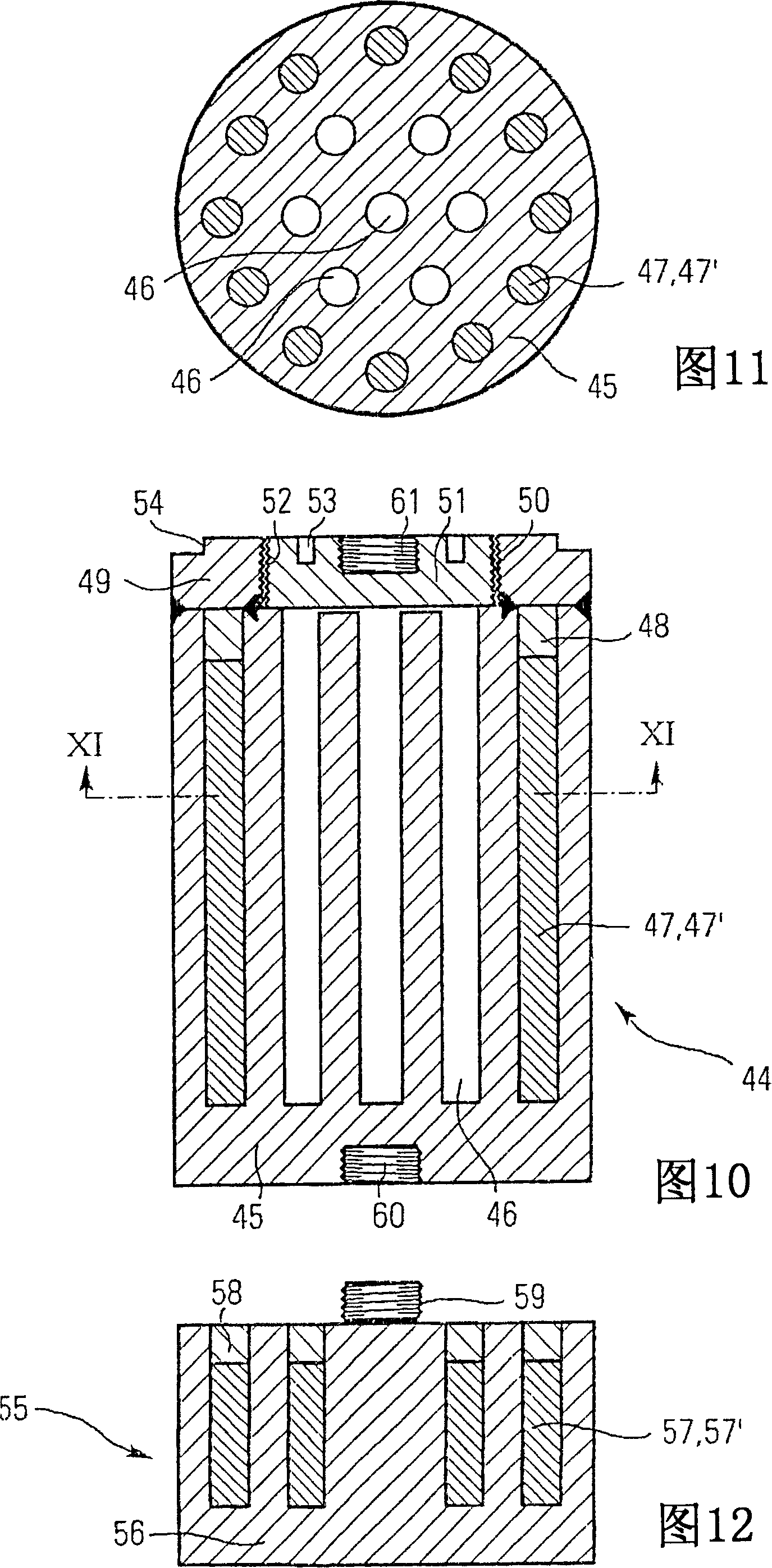 Transport container for keeping frozen material chilled