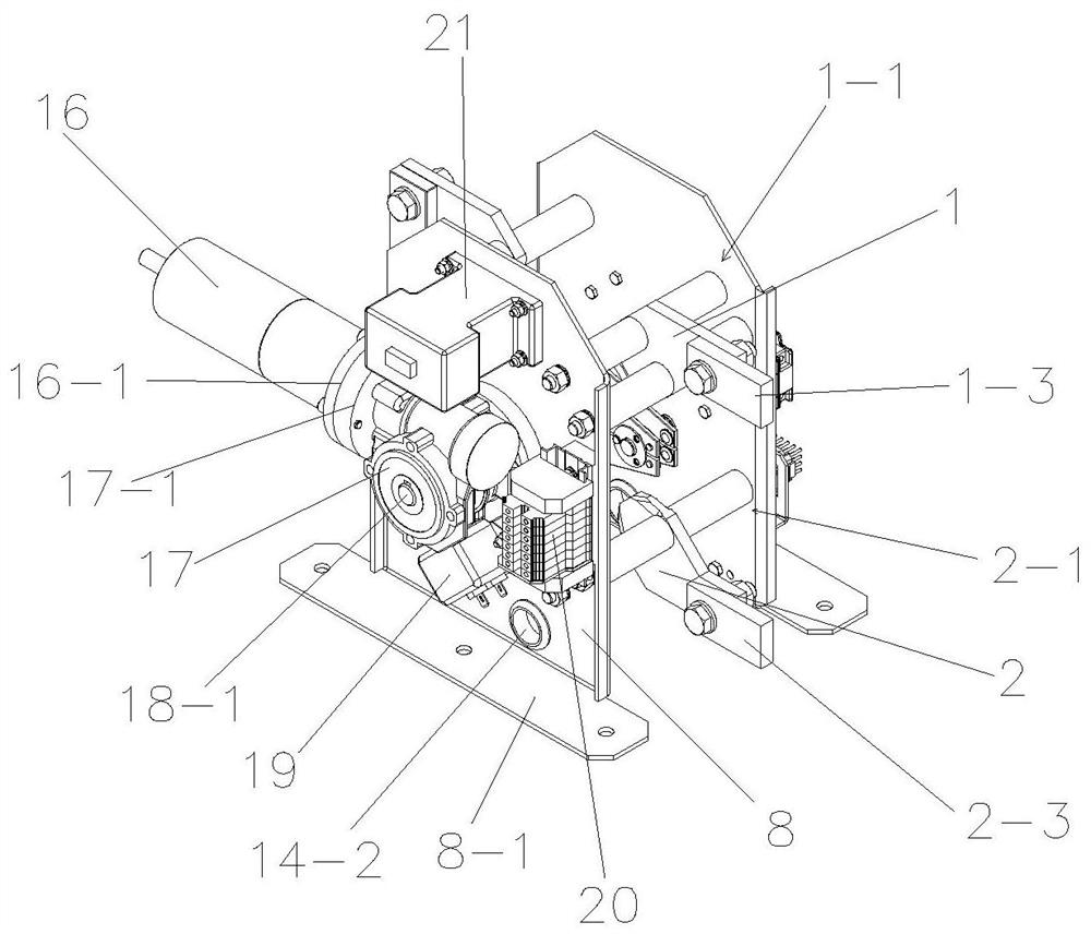 Monopole three-station electric disconnecting switch for locomotive and using method thereof