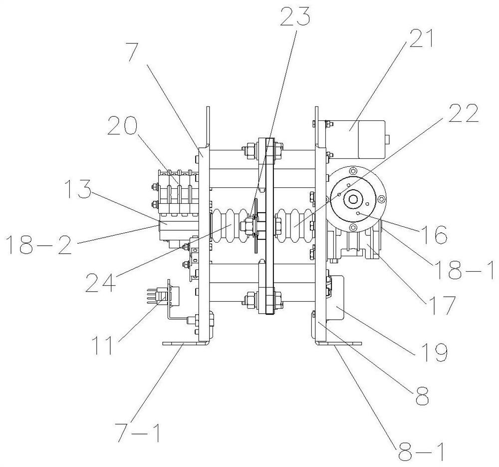 Monopole three-station electric disconnecting switch for locomotive and using method thereof