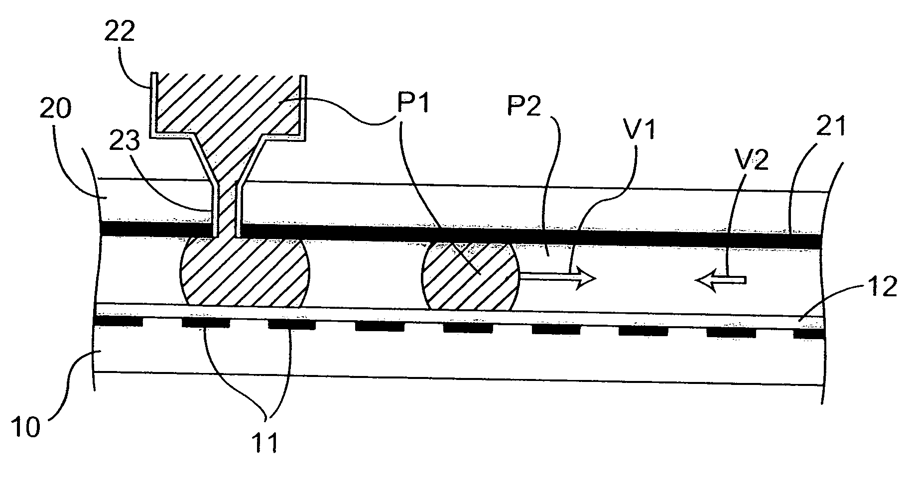 Microfluidic method and device for transferring mass between two immiscible phases