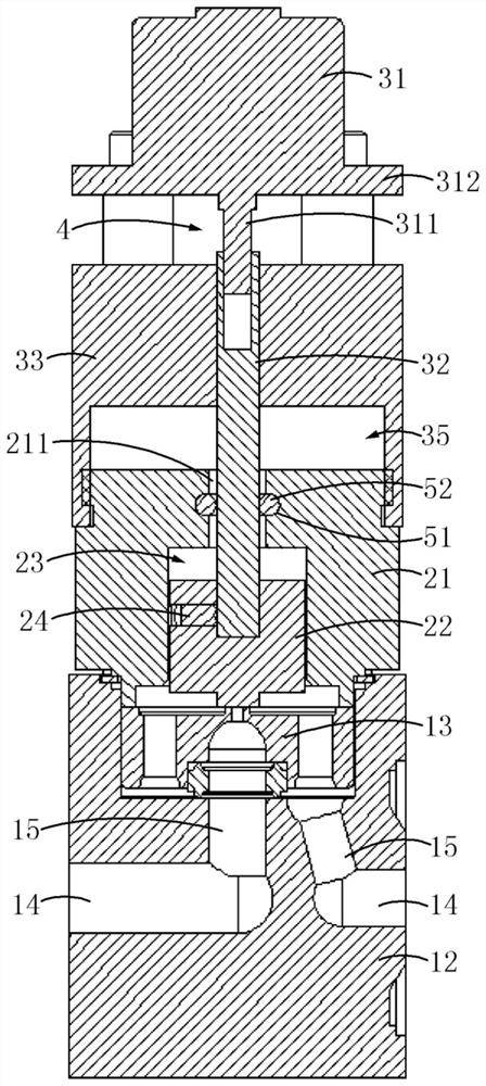 Mass flow controller and flow adjusting mechanism thereof