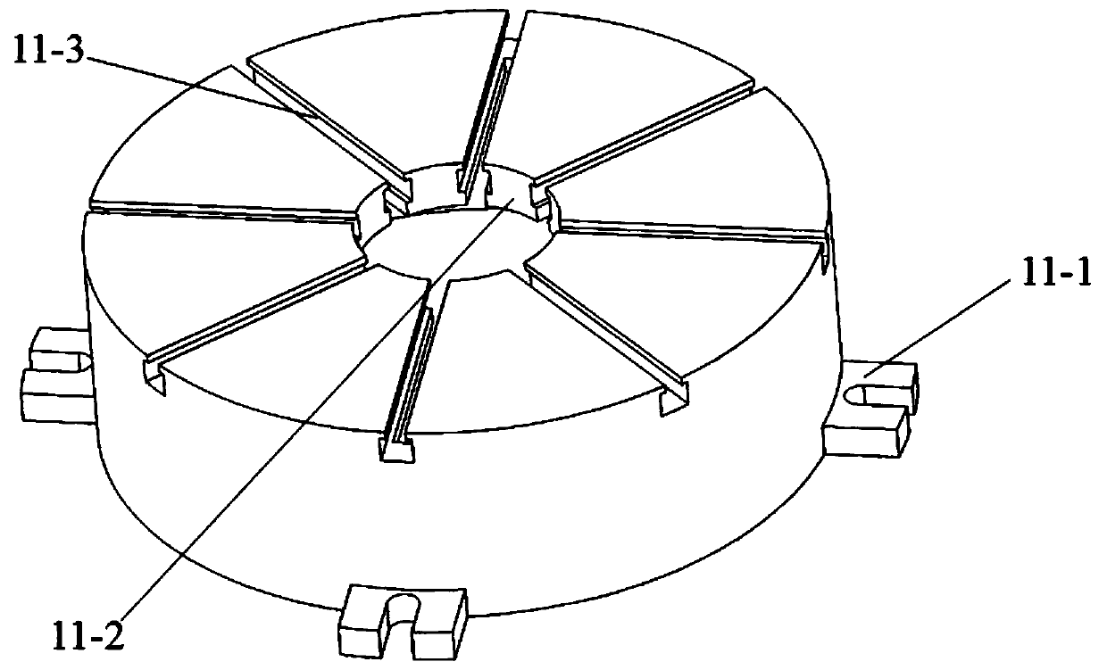 Multi-directional linkage pipe clamp for self-adaptively clamping thin-wall pipes