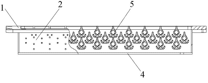 Ventilated rain removal grating for train air-conditioning system