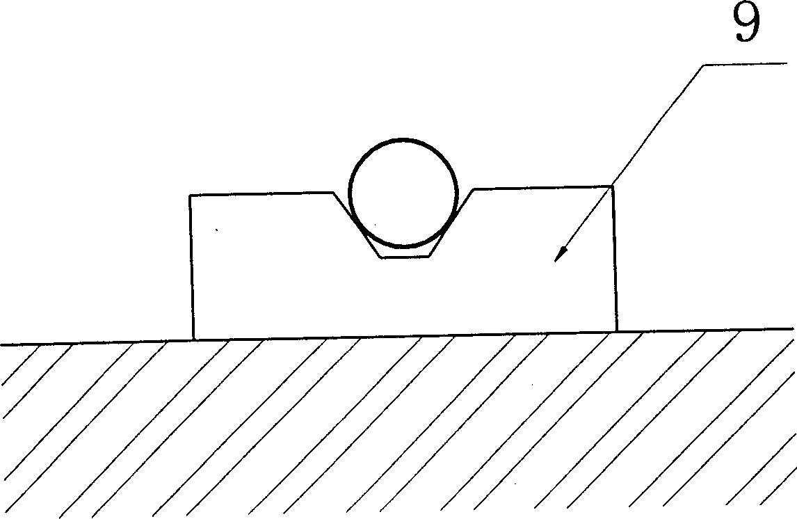 Continuous type heat collection strip welding method without medium and its compacting device