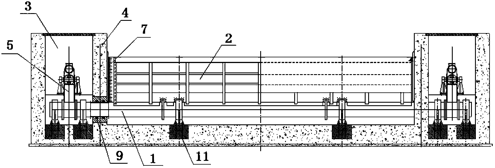 Fully-enclosed steel dam gate