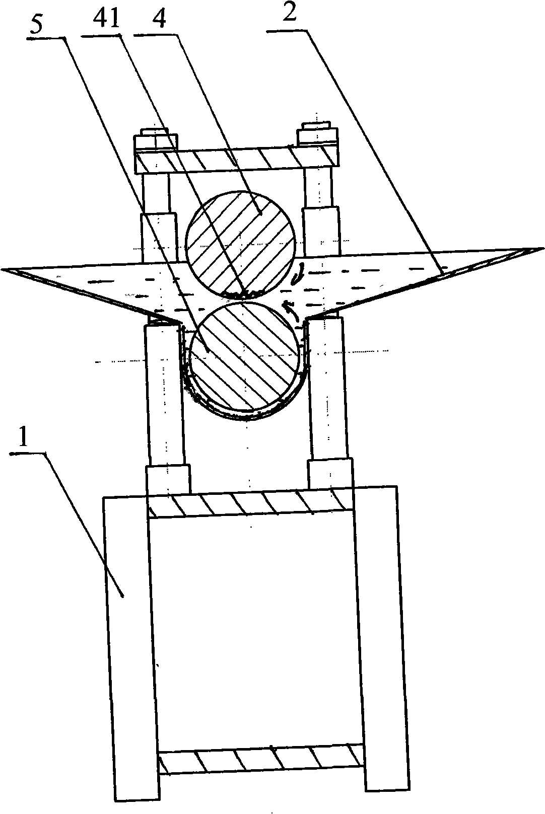 Untwining and gumming device for artificial board veneer