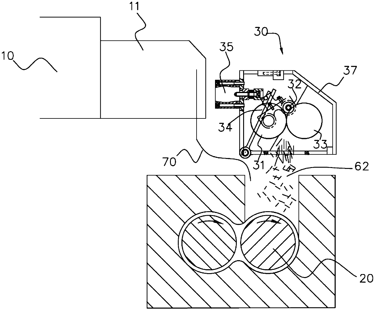 Fiber cutting device and fiber reinforced composite material mixing equipment