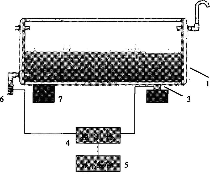 Method and device for accurately monitoring quantity of water in water tank of solar water heater