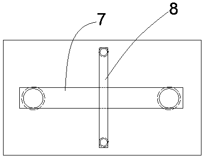 Climbing frame provided with hydraulic supporting feet