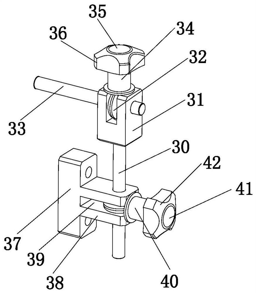 A piercing and dehydrating device for primary processing of laver