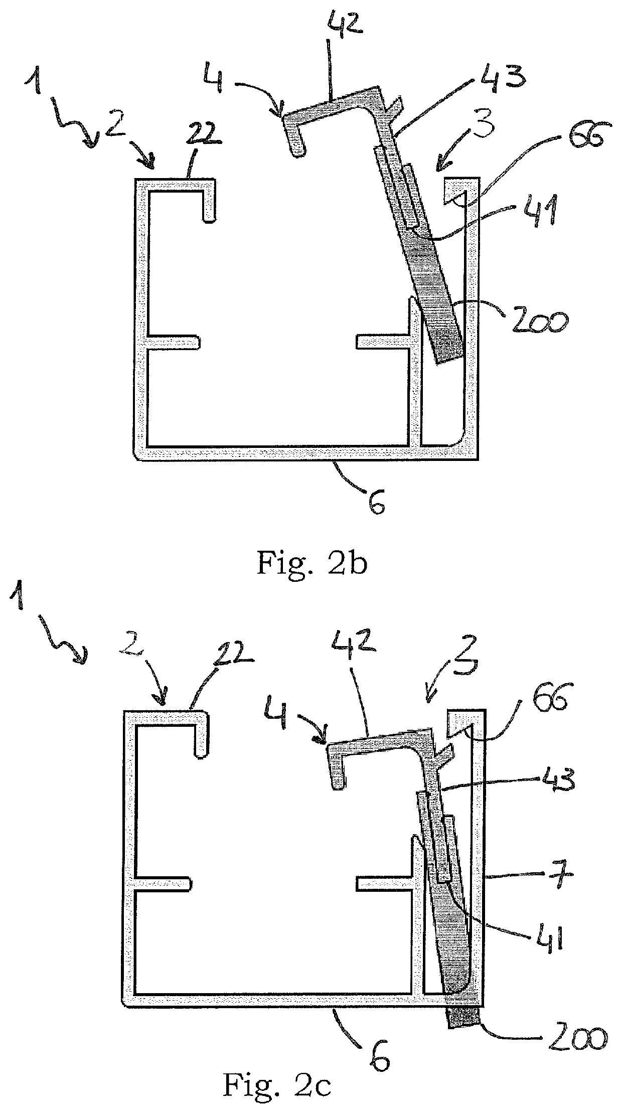 Upright for a shading system, removable flange of the upright and corresponding coupling means