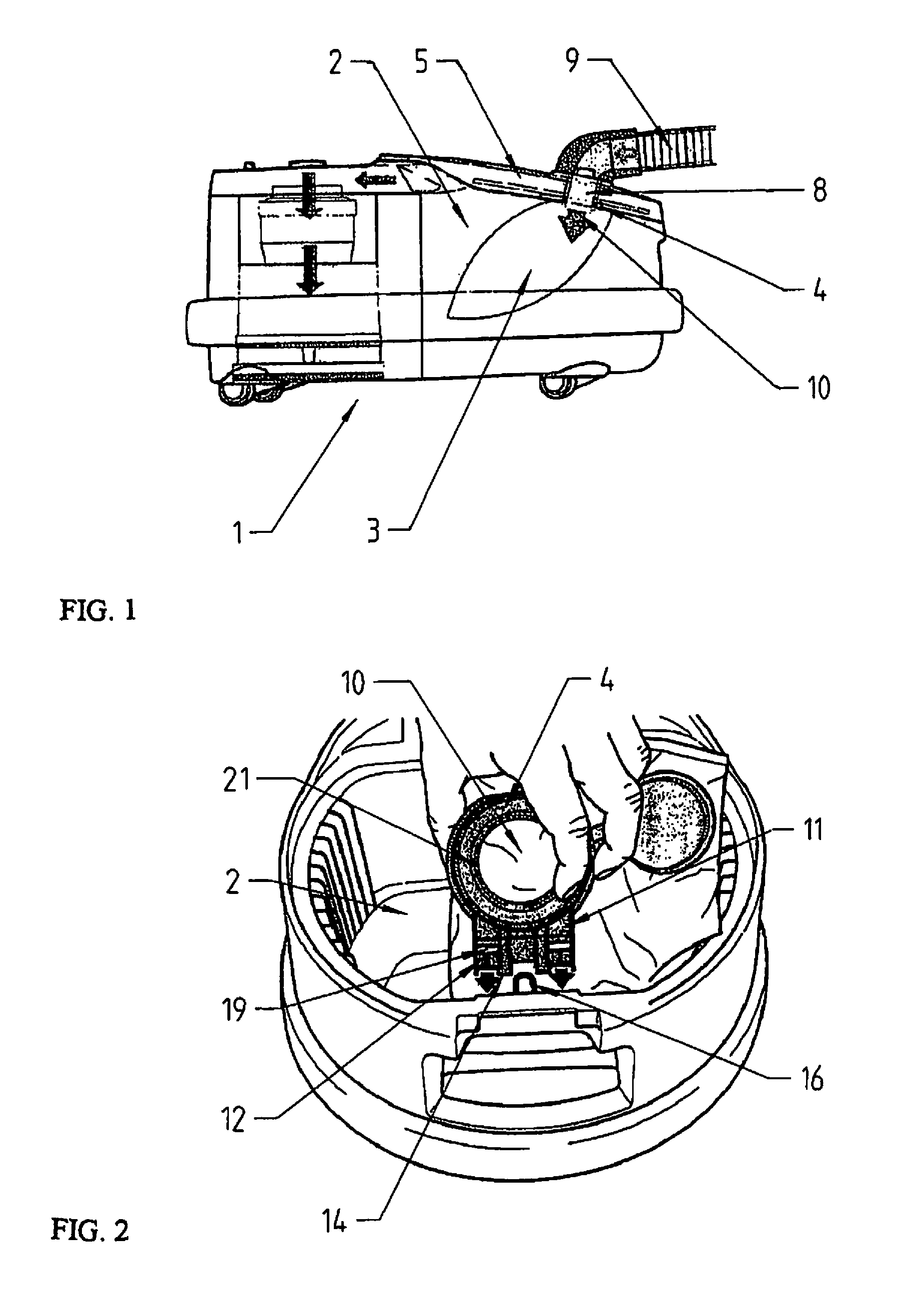 Arrangement for positioning and holding a filter bag in a vacuum cleaner