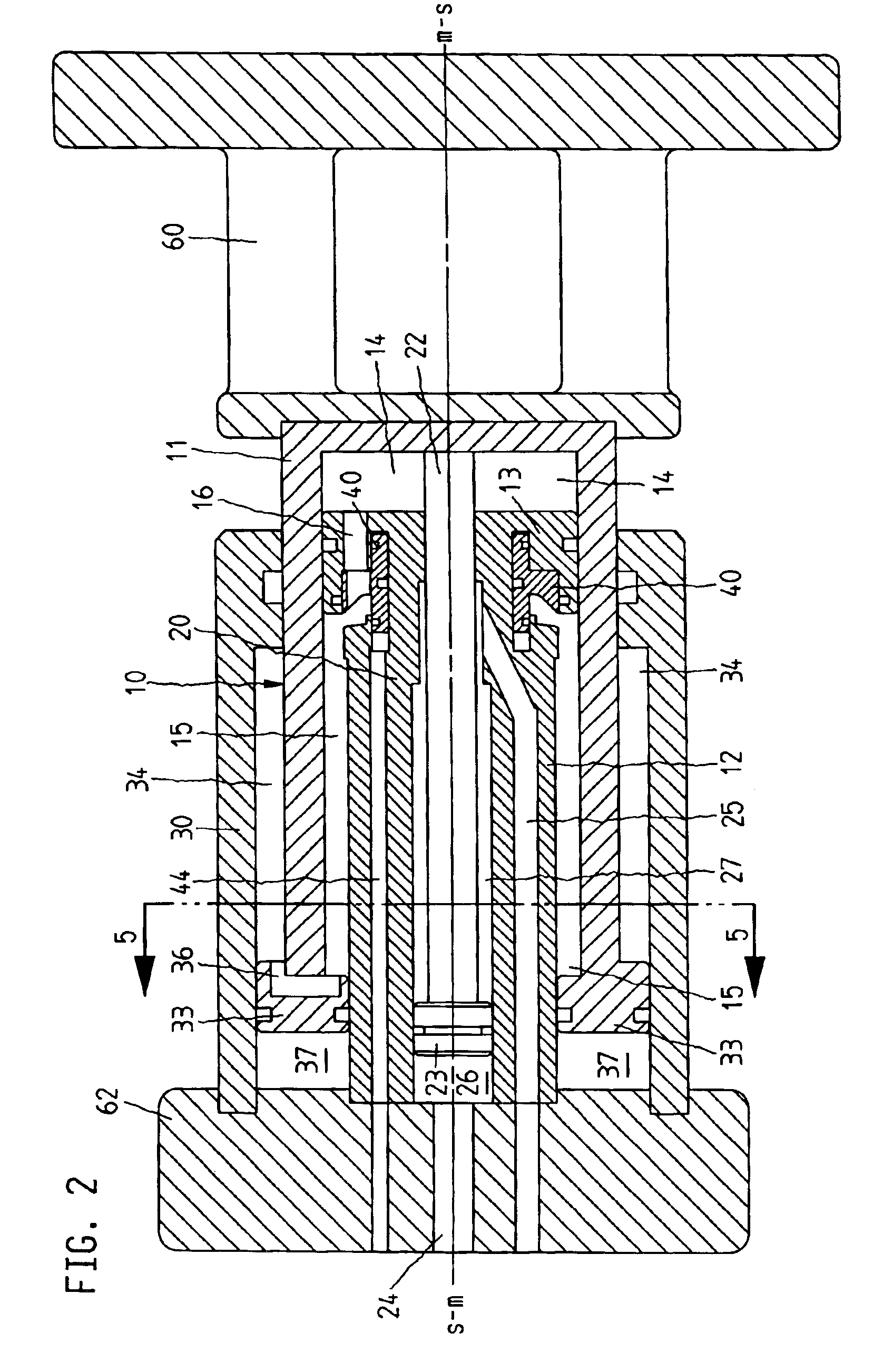 Closing device on a plastic injection molding machine