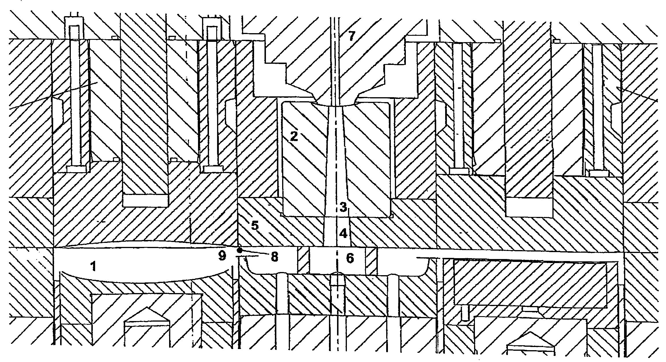 Method and device for producing thick-walled plastic components, in particular optical components