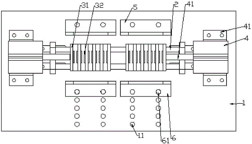 Plate clamping device suitable for various sizes