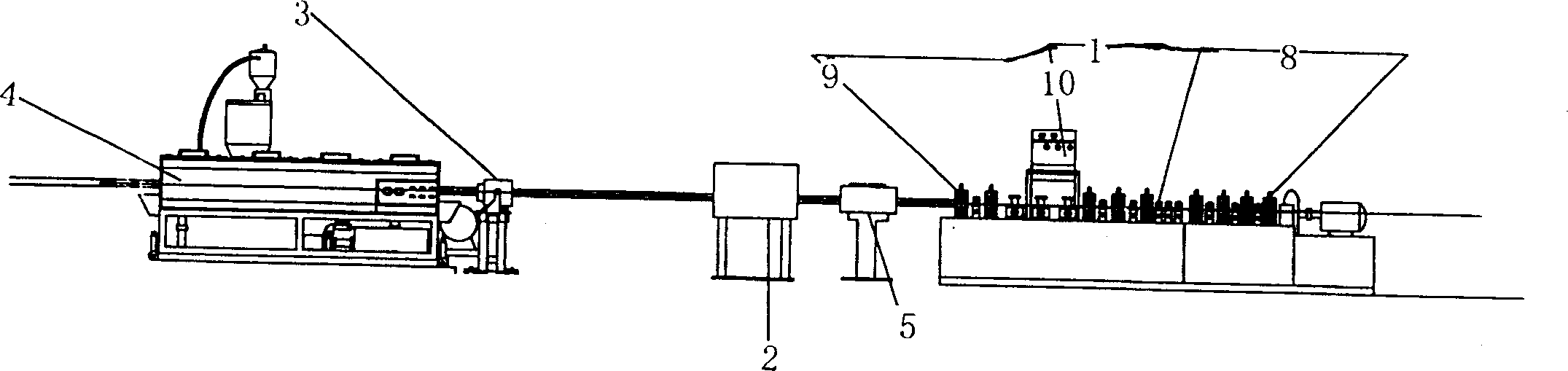 Continuous production device of steel plastic composite pipe having holed steel skeleton surface coated with binder