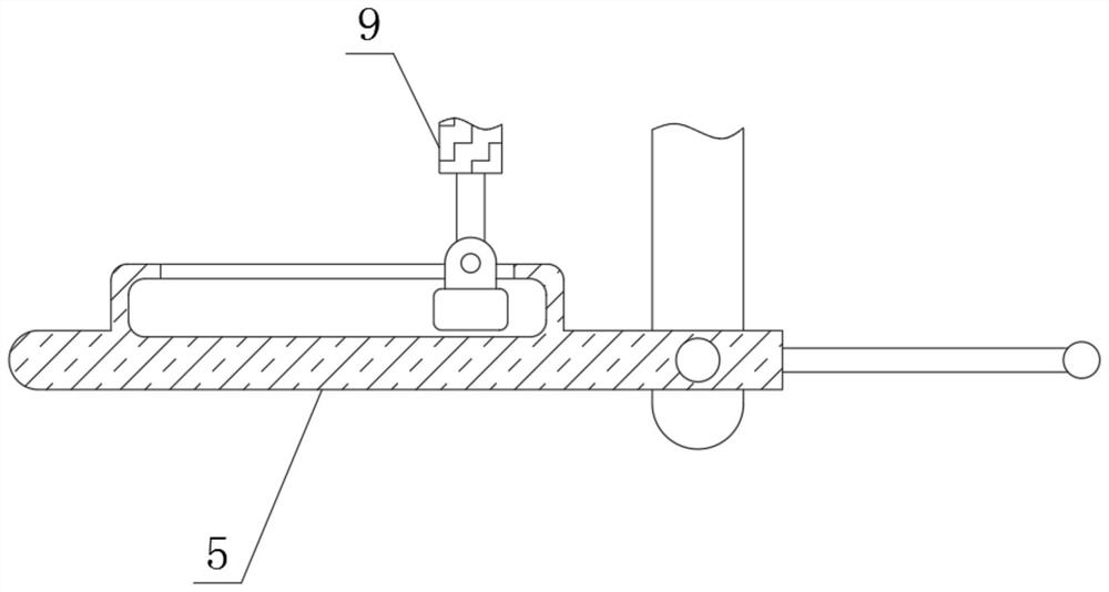 Protective lead plate production device capable of achieving equivalent feeding and automatic lead liquid stirring