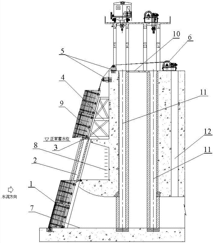 Tilting type arched trash rack hoisting device and method