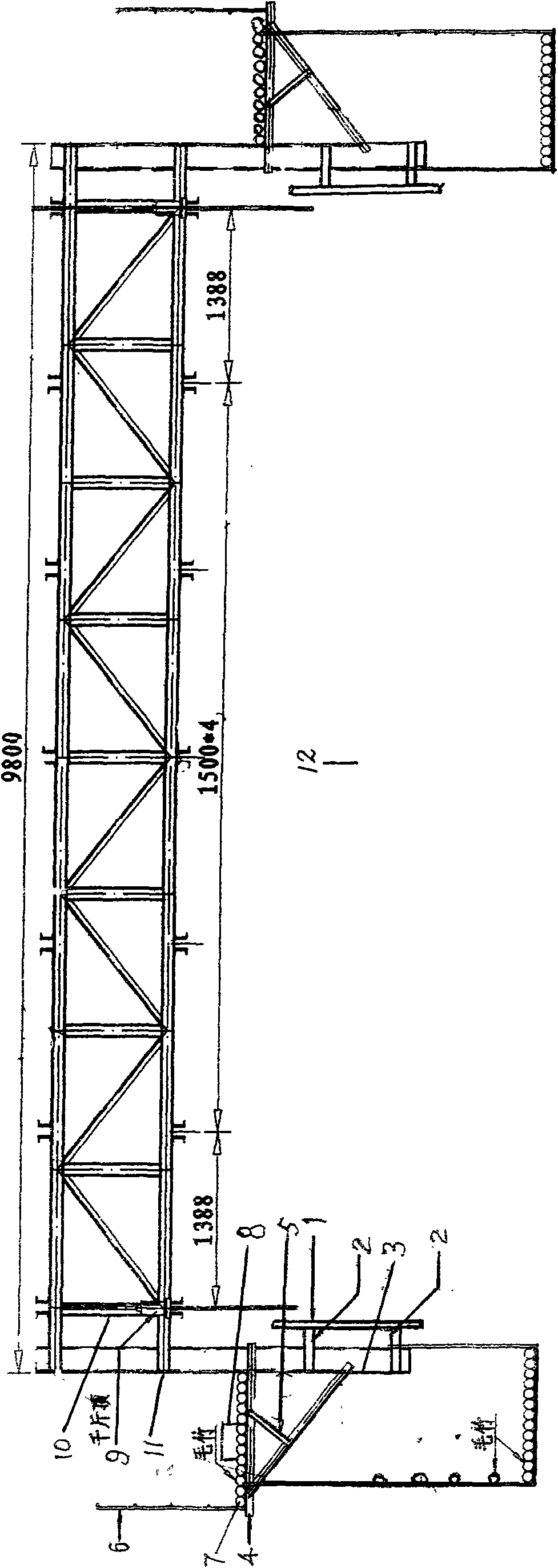 Pier hydraulic leveling inner-climbing climbing form and concrete pouring method thereby