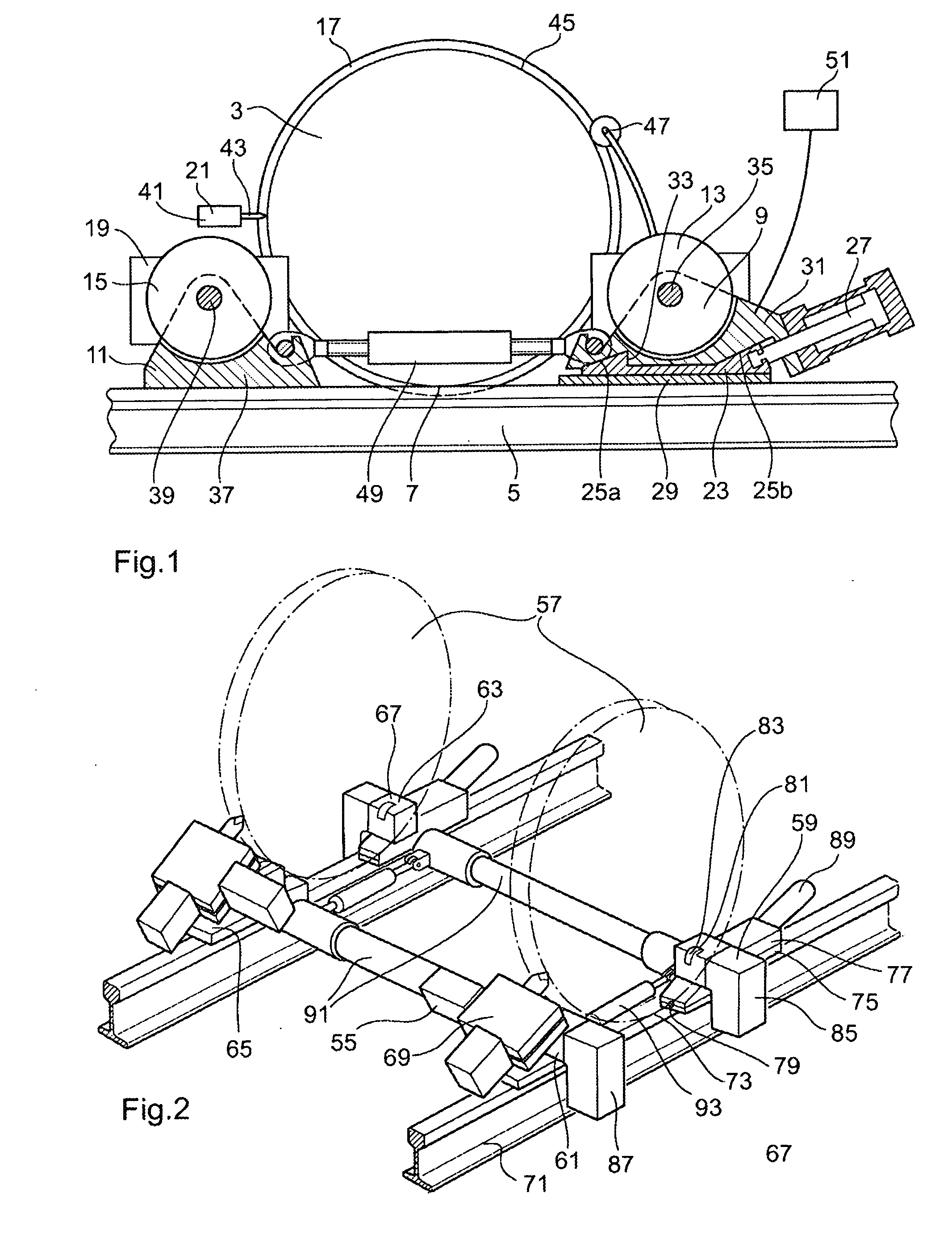 Device for lifting at least one wheel of a railbound vehicle