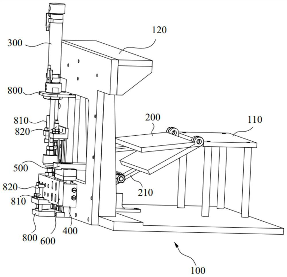 Sheet breaking device and sheet breaking method