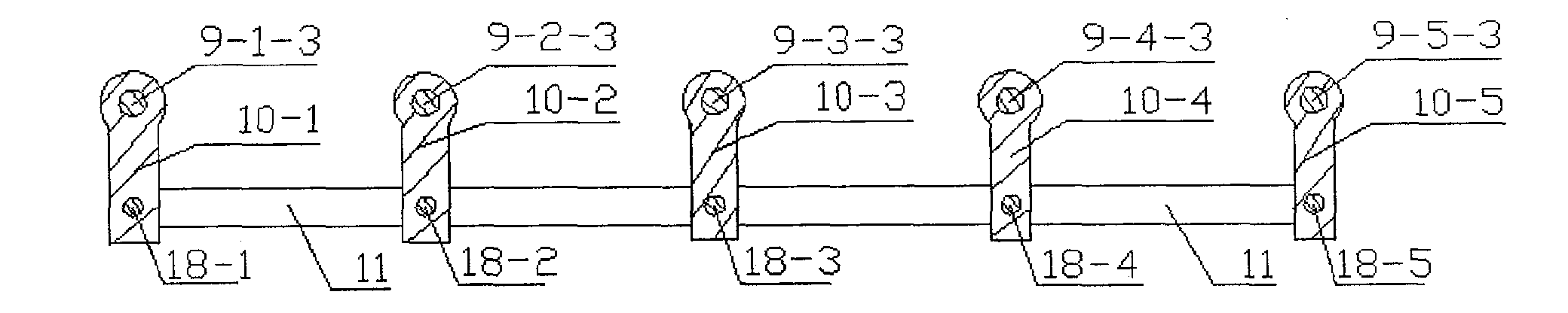 Automatic tracking device capable of synchronously tracking sunlight with link drive group based on running tracks of earth and sun