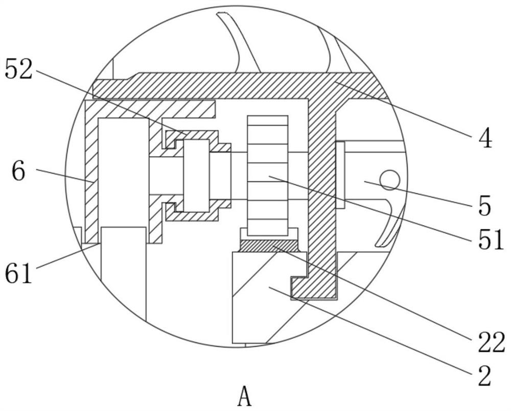 Heavy metal contaminated soil remediation device and remediation method thereof