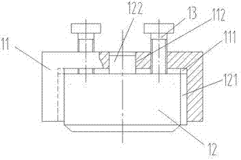 Sensor device for detecting welding line by ultrasonic guided waves and fixing method