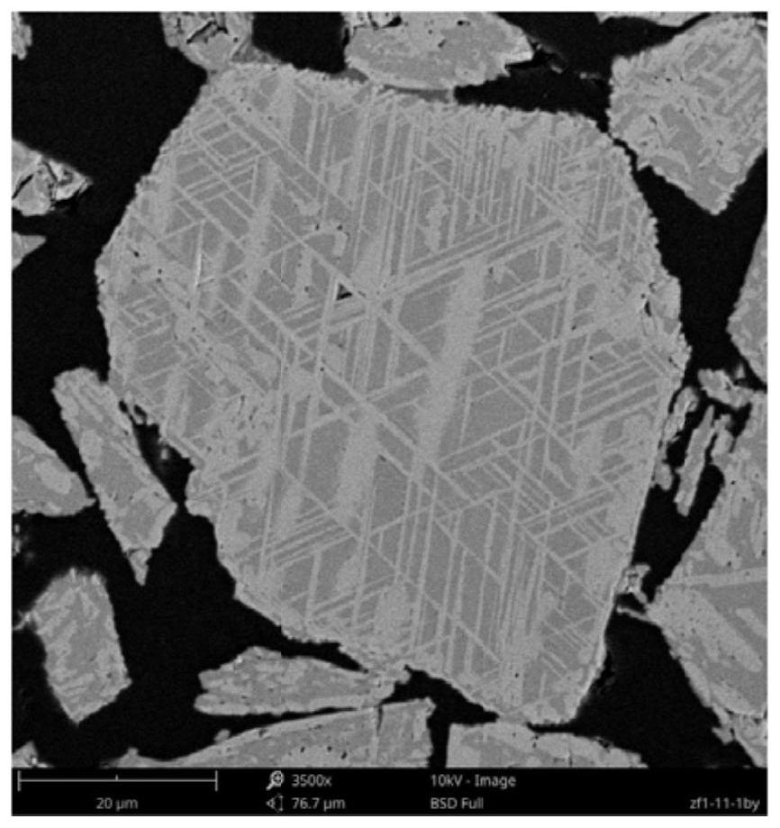 Method for preparing chromium-nickel-containing iron ore oxidized pellets from chromite and laterite-nickel ore