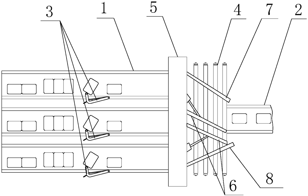 Self-reversing bagged material conveying device with high efficiency and low energy consumption