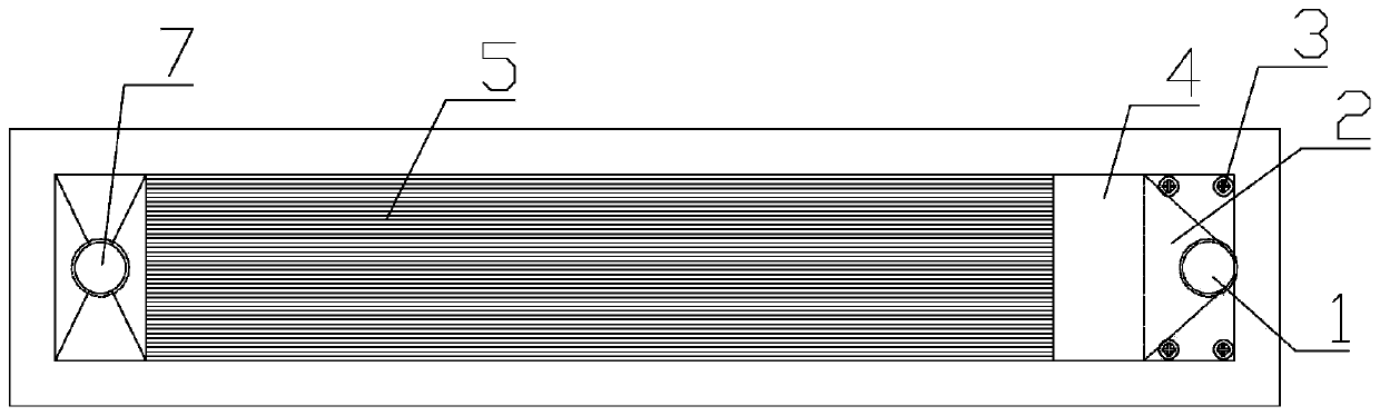 Device for realizing uniform spreading of liquid working medium