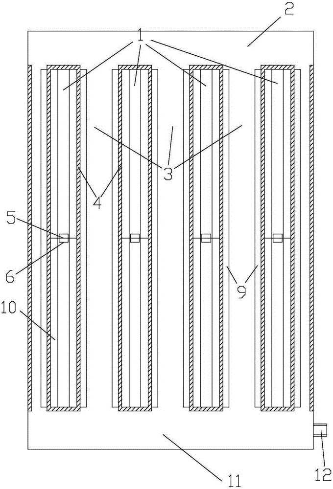 Plate condenser with automatic liquid removal function