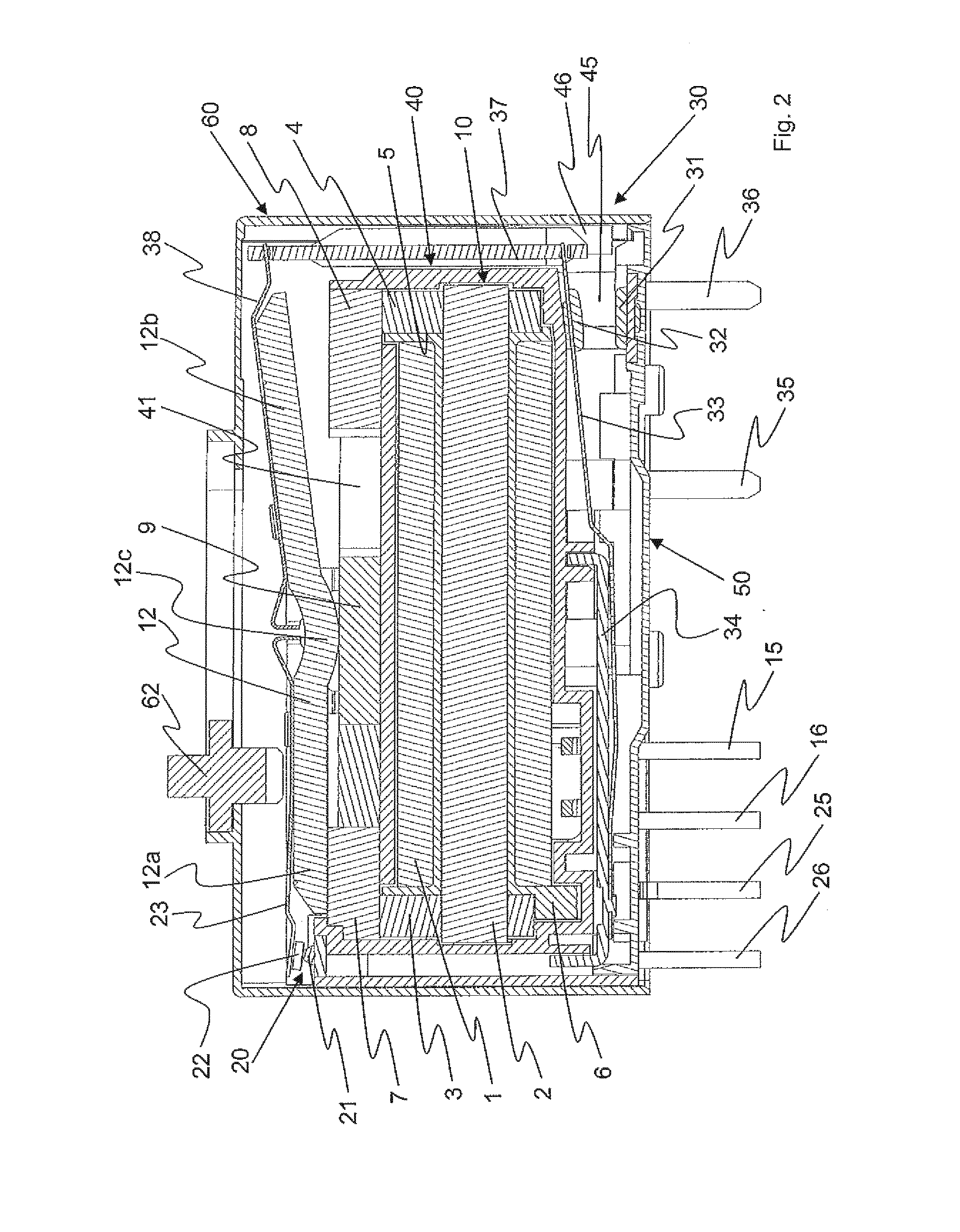 Relay having two switches that can be actuated in opposite directions