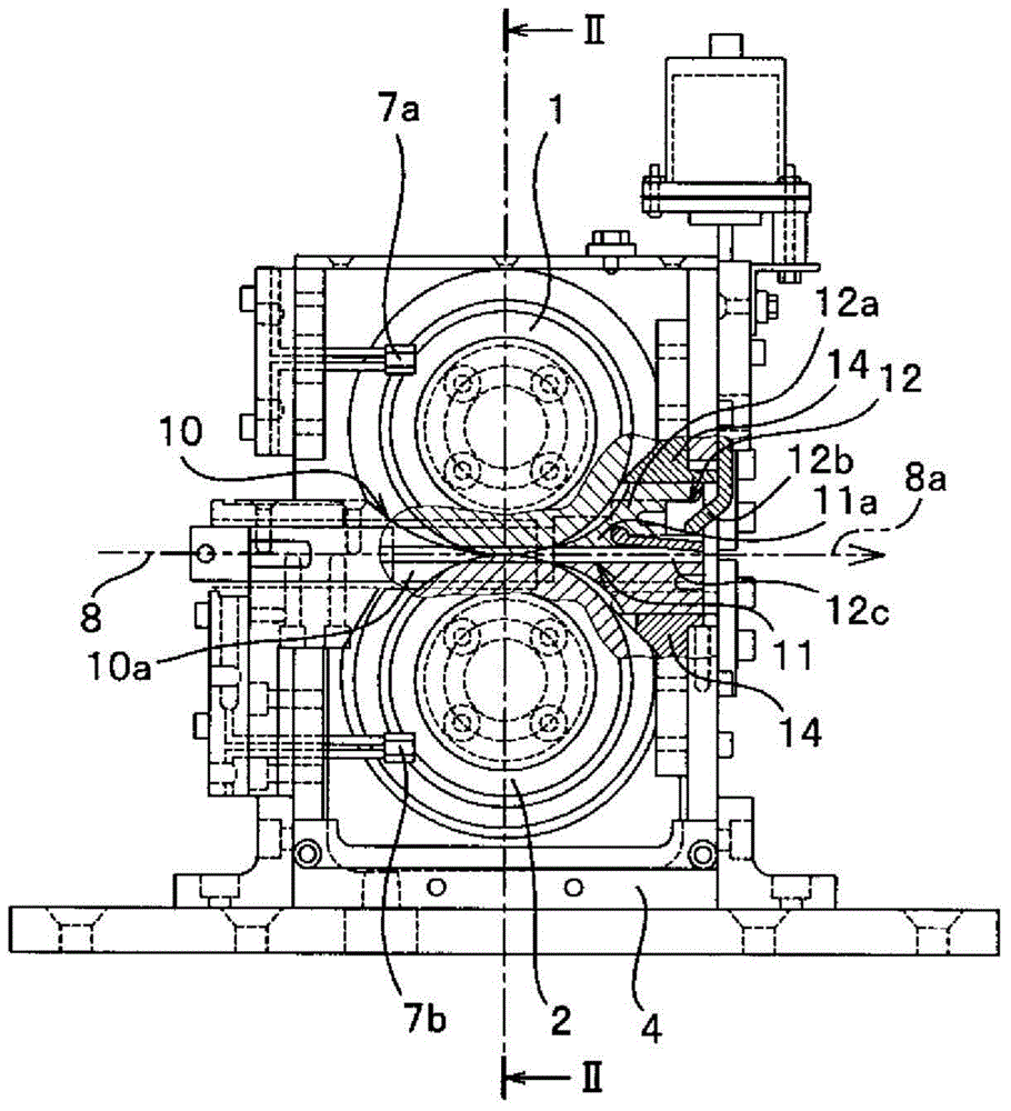 Fiber tow crimping device and method for manufacturing crimped fiber tow