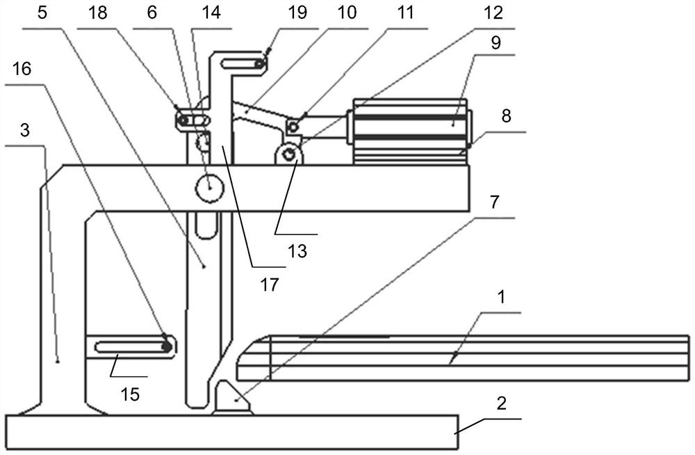 Automatic anchoring device for quay crane pitching mechanism