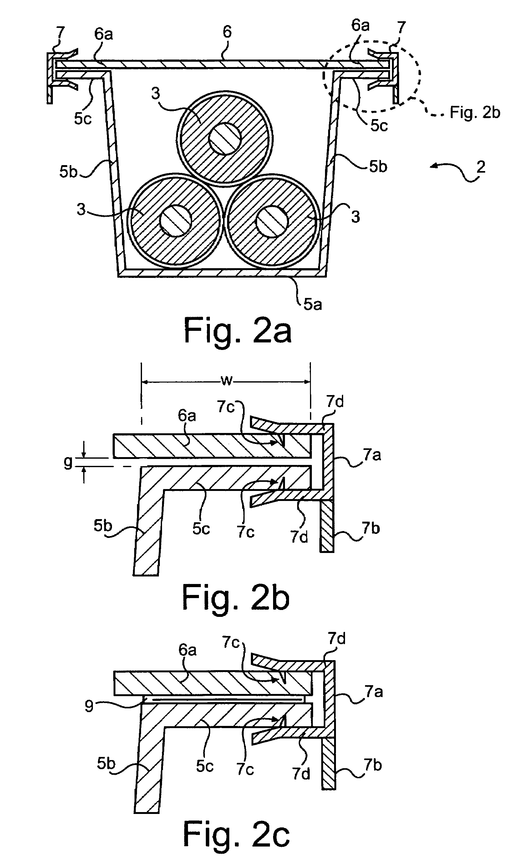 Method of screening the magnetic field generated by an electrical power transmission line and electrical power transmission line so screened