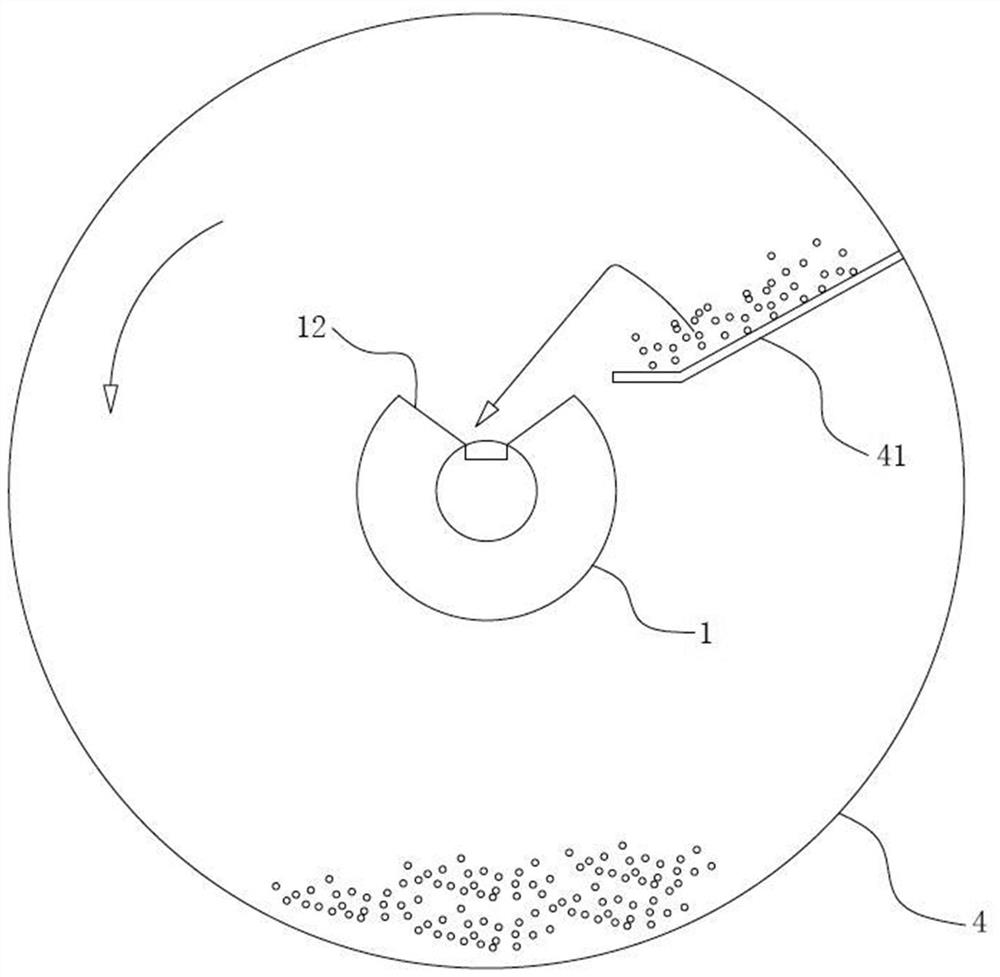 Carbon sequestration reinforced recycled aggregate preparation device and method based on returned material crushing