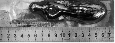 A kind of fluorine-free melting flux and its preparation method and application