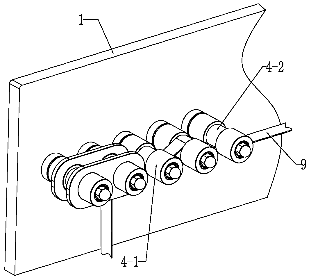 Automatic braid feeding device applied to automatic production of safety belts