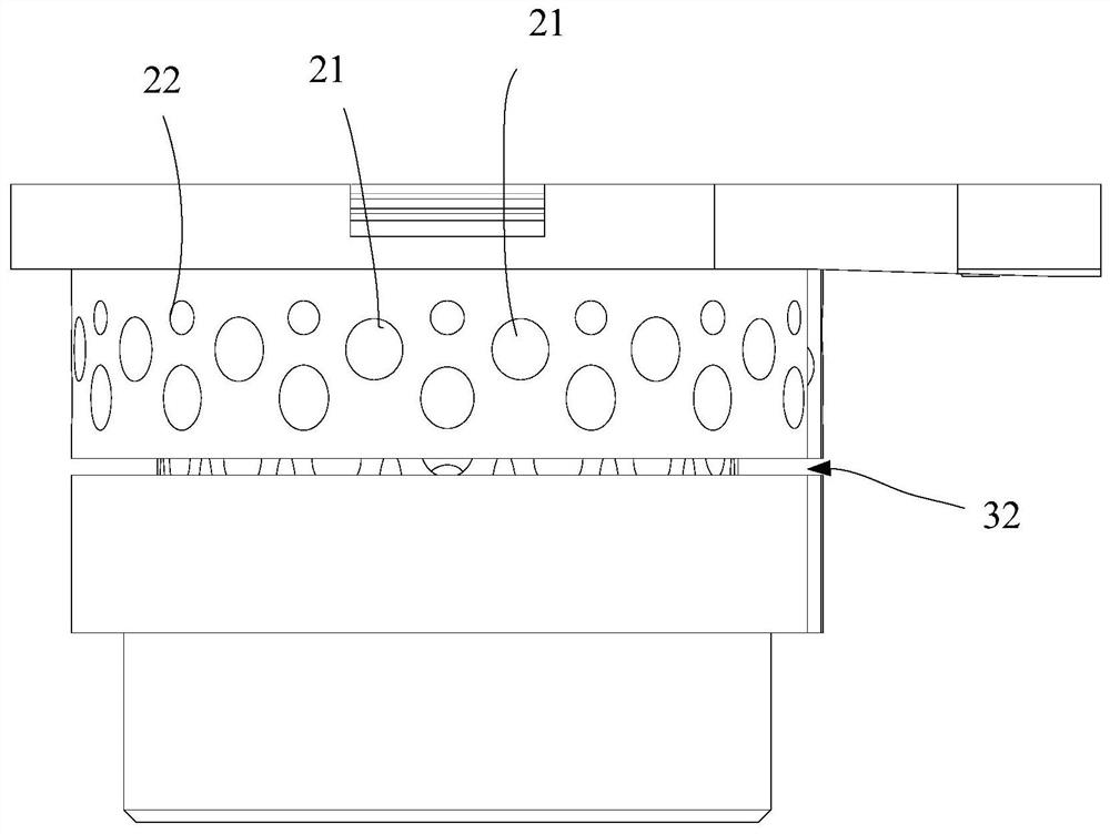 Inner ring fire cover and cooker including same